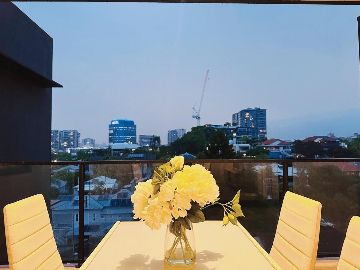 Toowong Cozy 2b2b Retreat With Balcony And Parking Brisbane