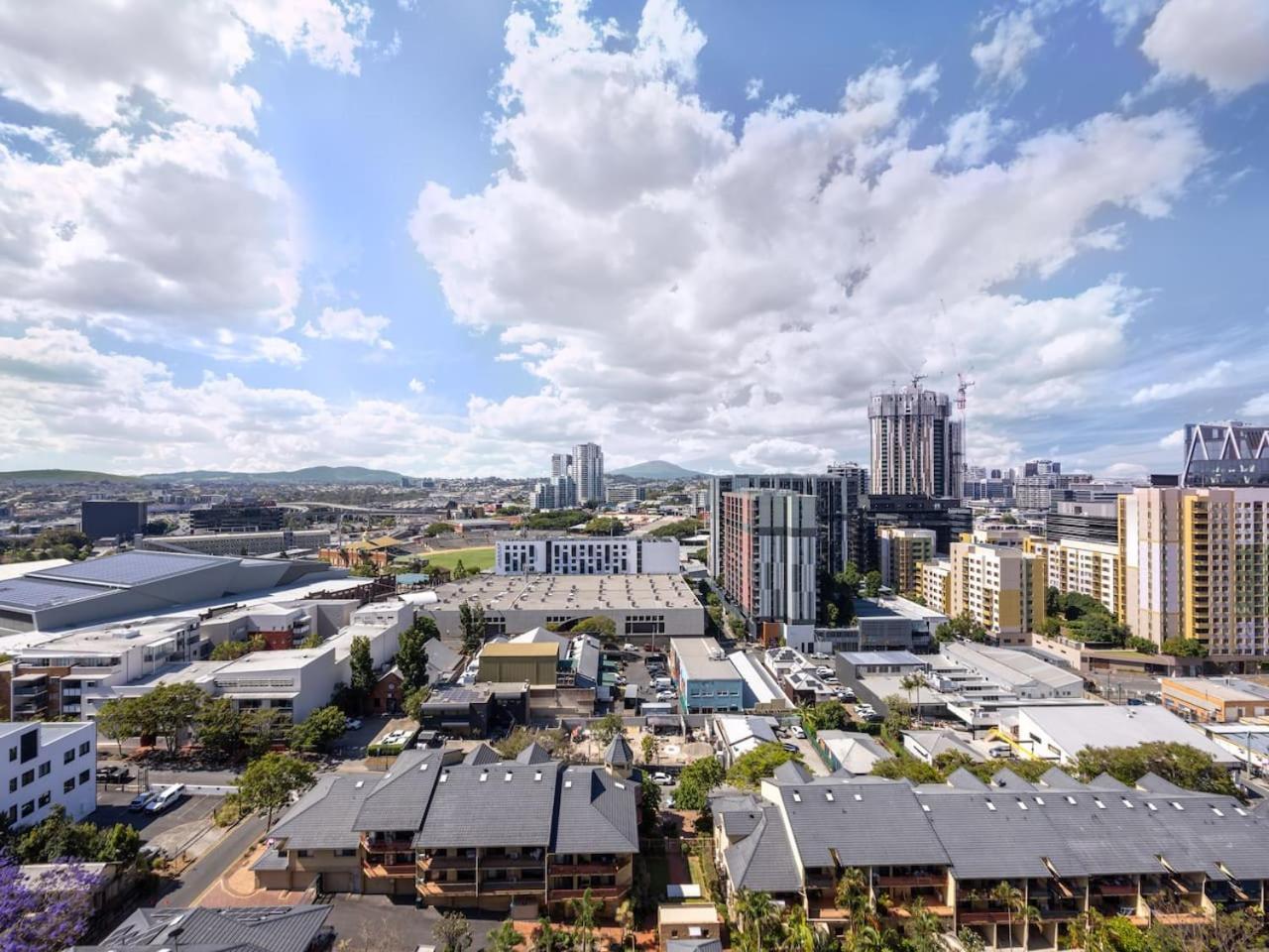 Modern 2br Views And Style Living *