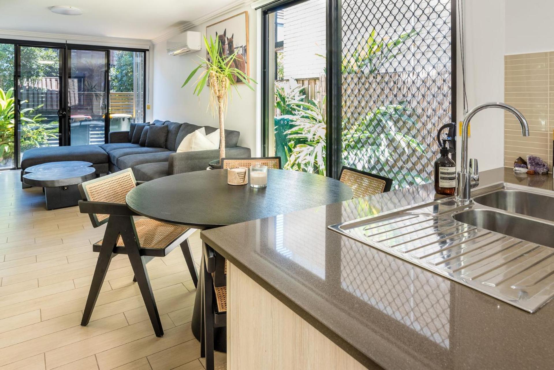 East Village Collective Poolside Urban Ease 15 Min To Airport Apartment *