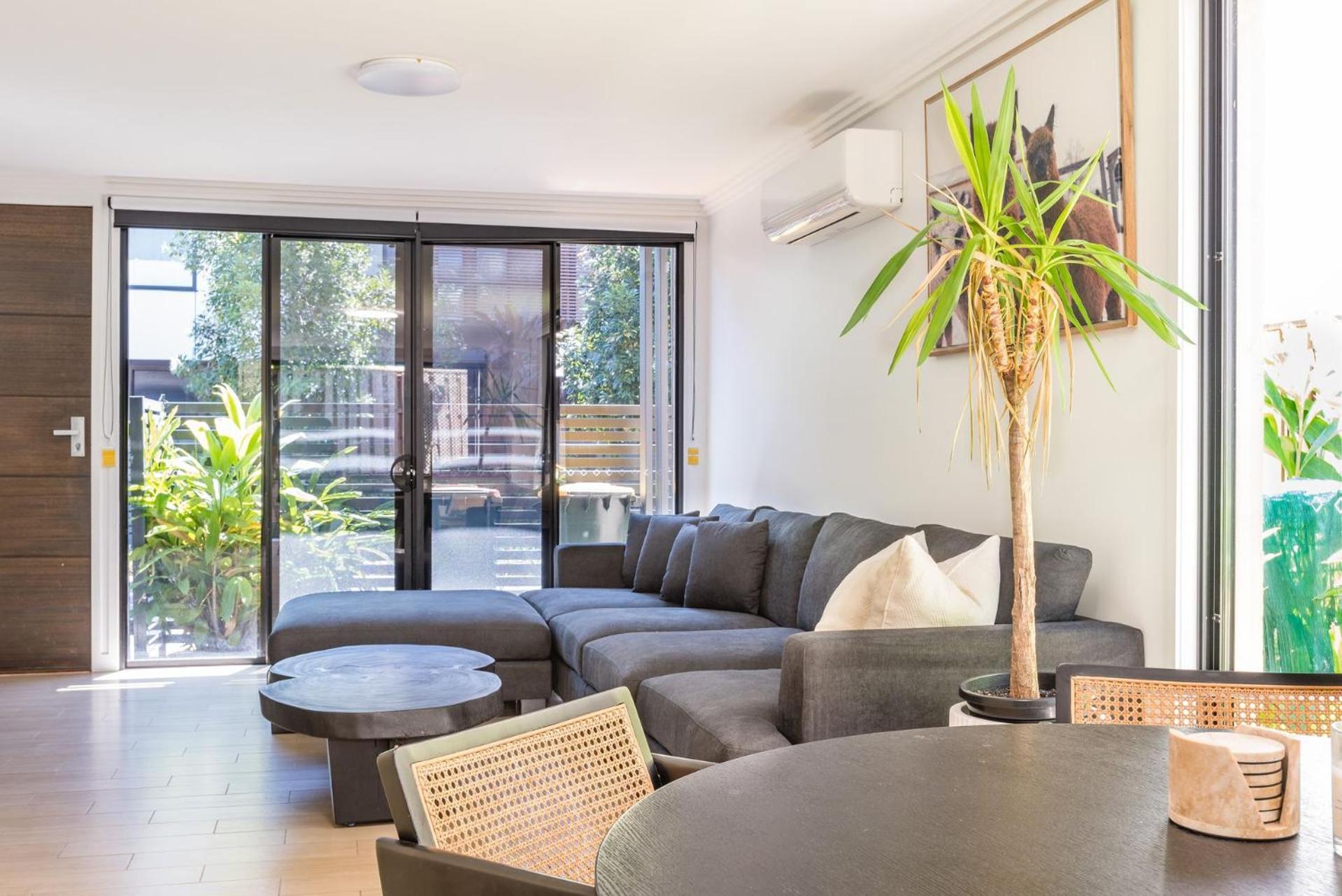 East Village Collective Poolside Urban Ease 15 Min To Airport Apartment