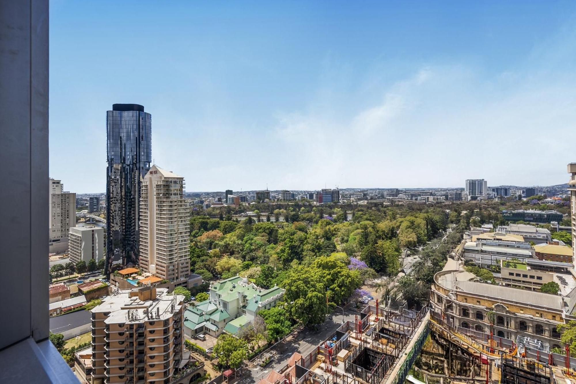 Modern Escape With Pool Access And Views Brisbane