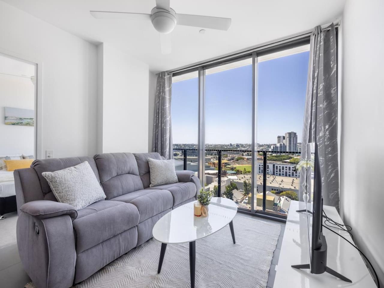 Modern 2br Views And Style Living Apartment