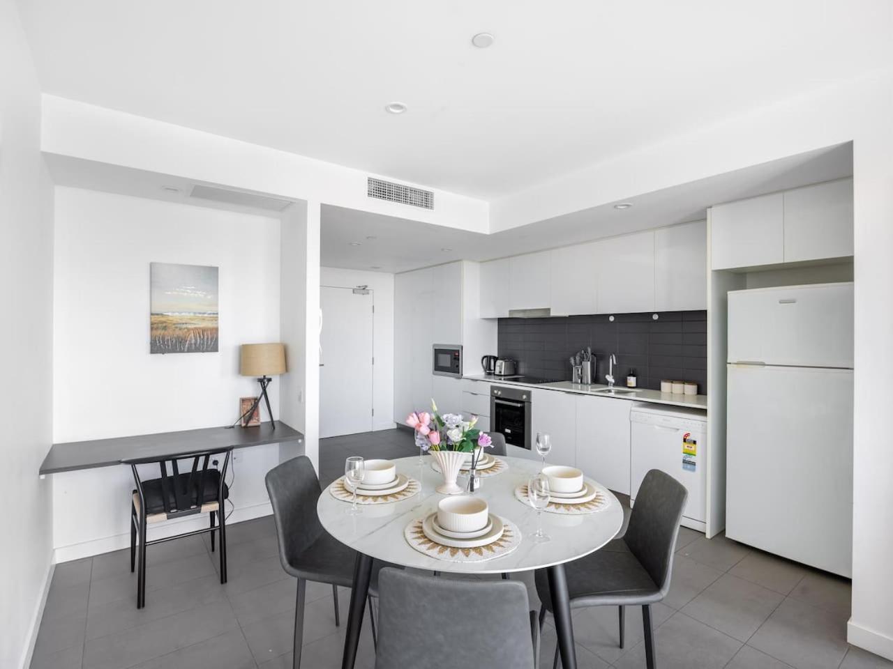 Modern 2br Views And Style Living Brisbane