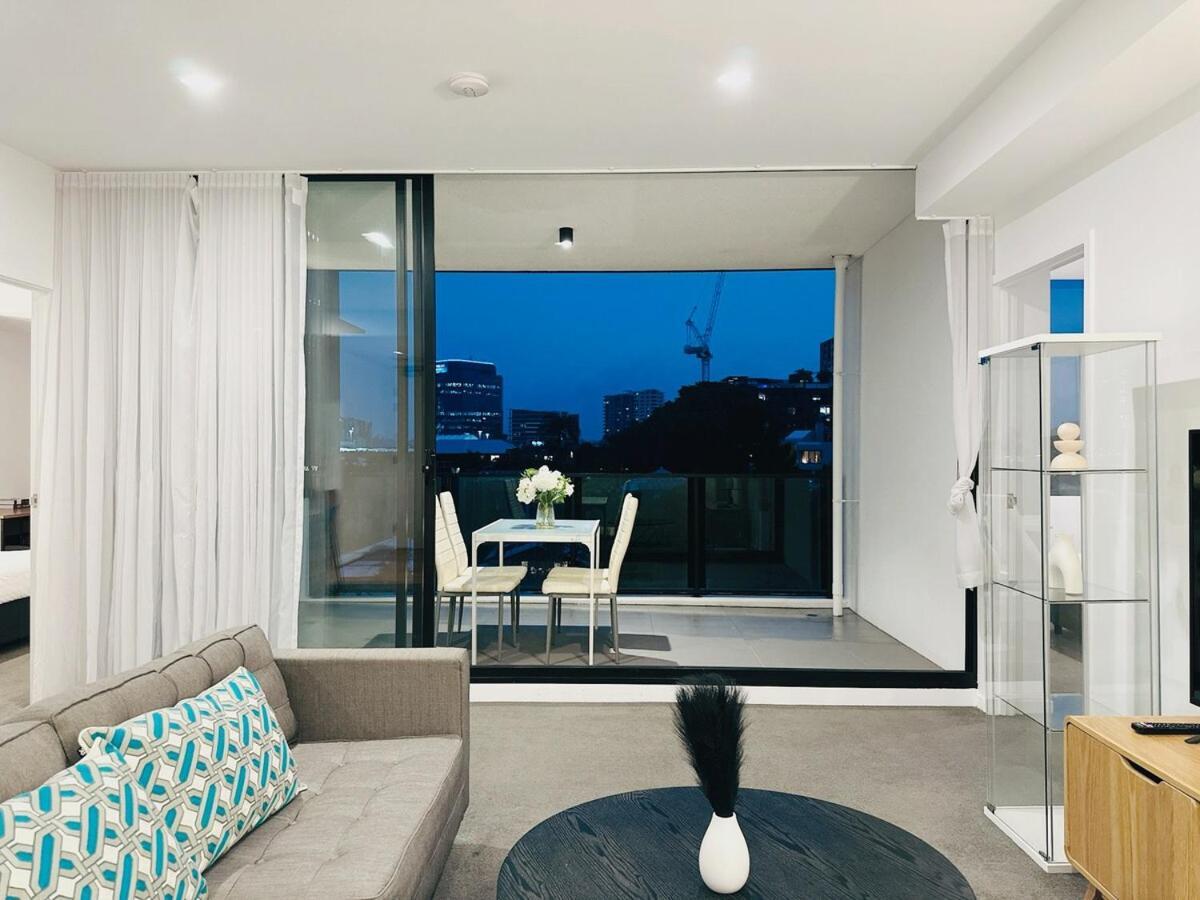Toowong Cozy 2b2b Retreat With Balcony And Parking *