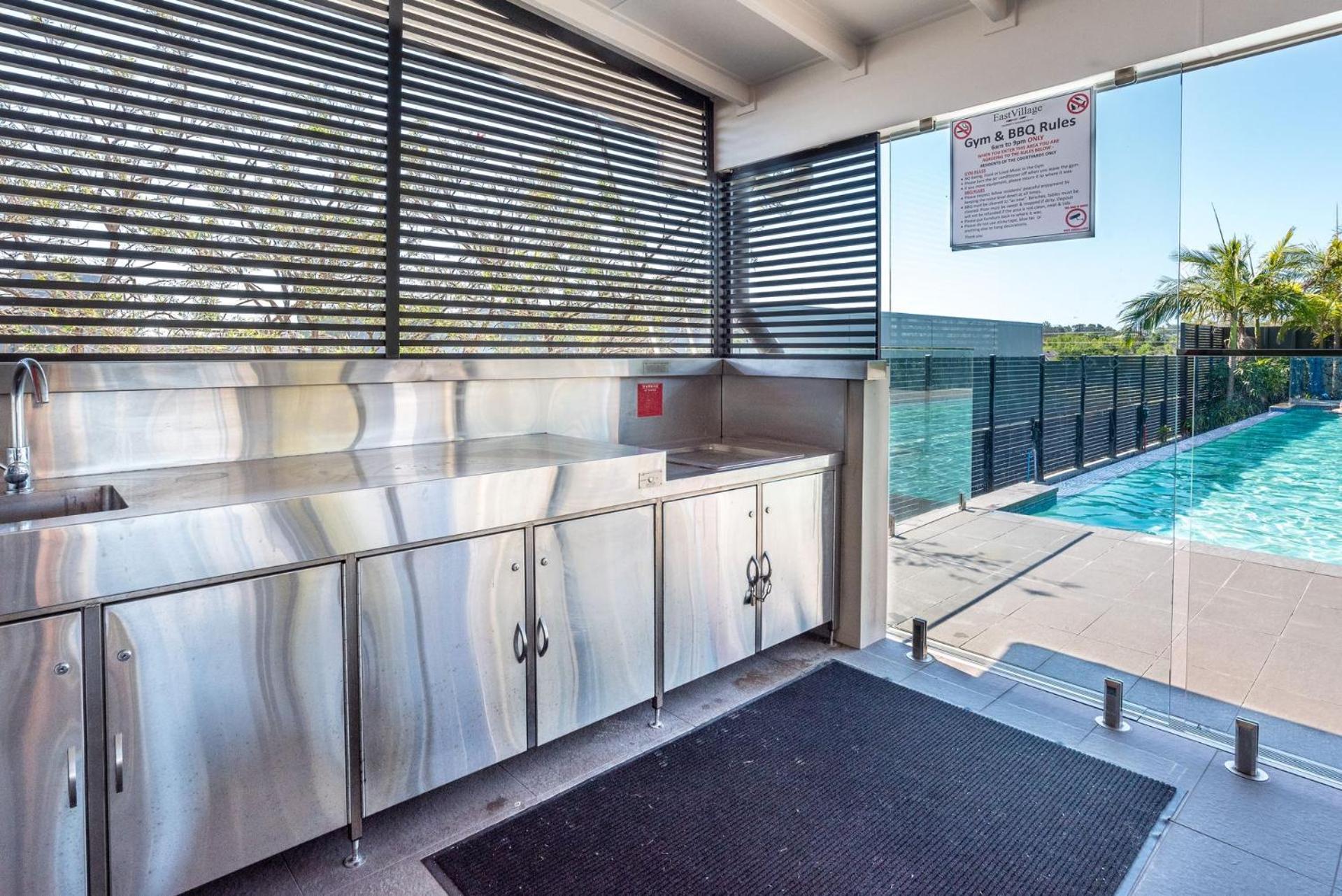 Apartment East Village Collective Poolside Urban Ease 15 Min To Airport