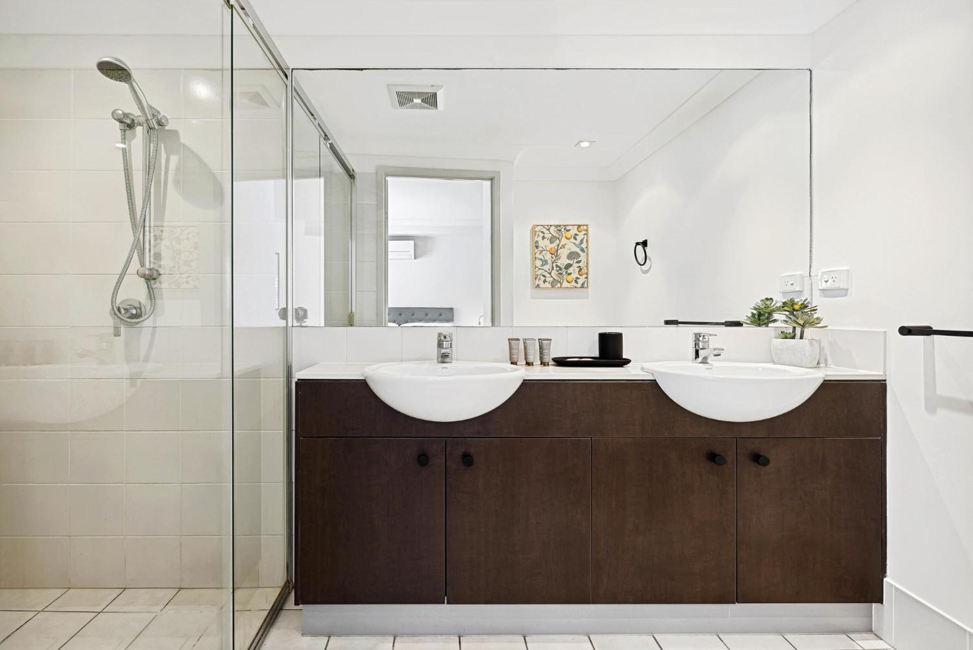 Lovely 3-bed With Alfresco Dining By Amenities Apartment *