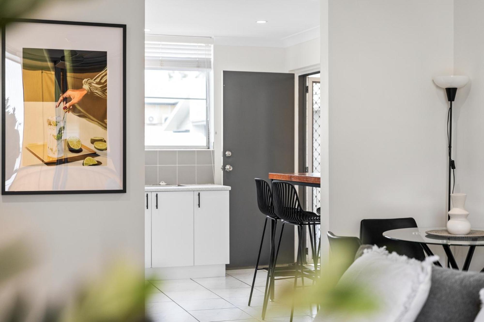 Elegant 2-bed With Balcony By Parks And Amenities Apartment *