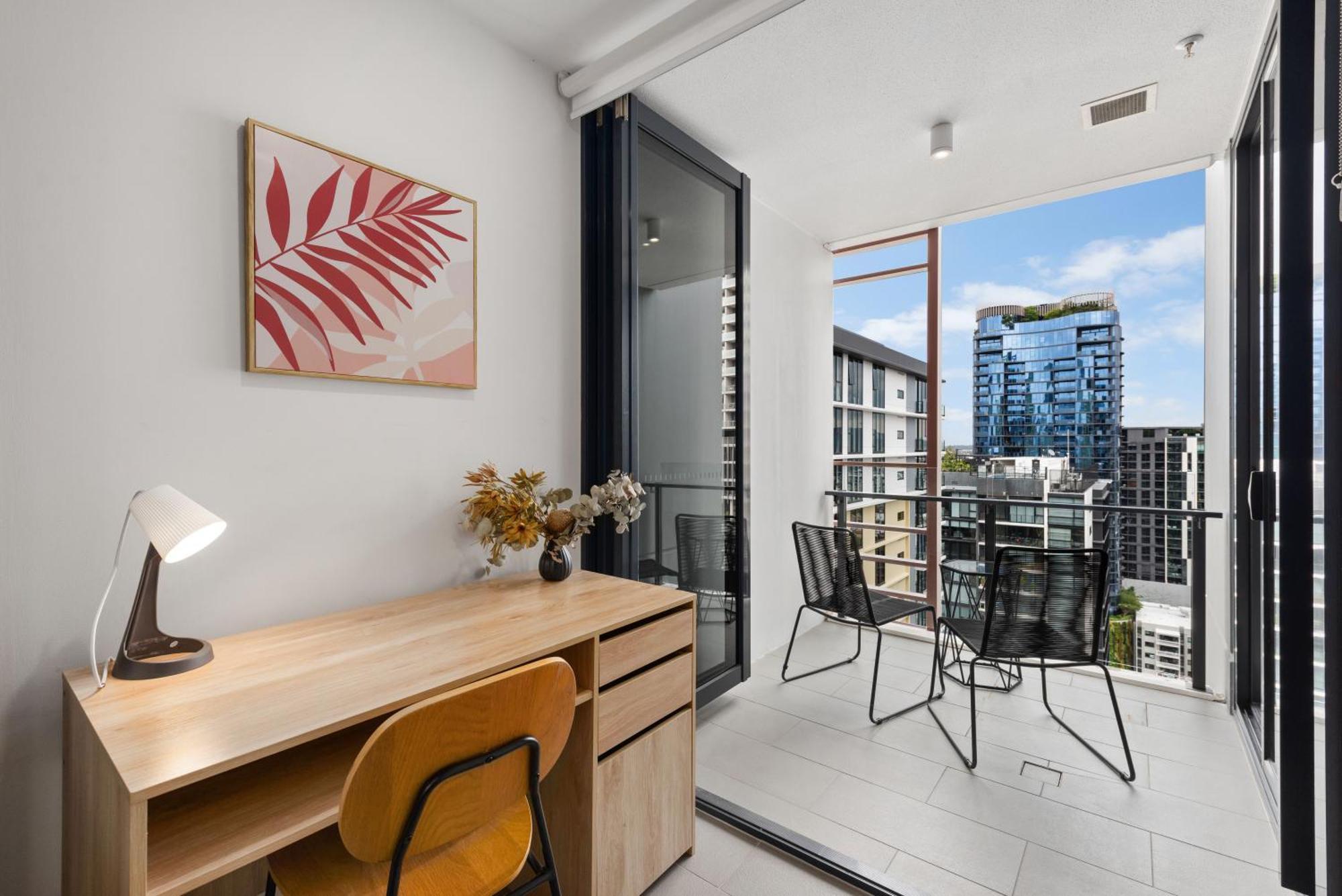 Stunning Views, Location, King Bed, Gym, Pool