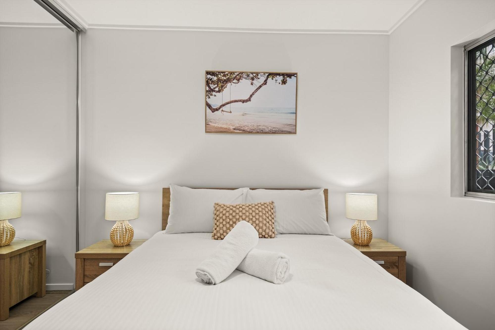 Vibrant 2-bed With Pool And Gym Access