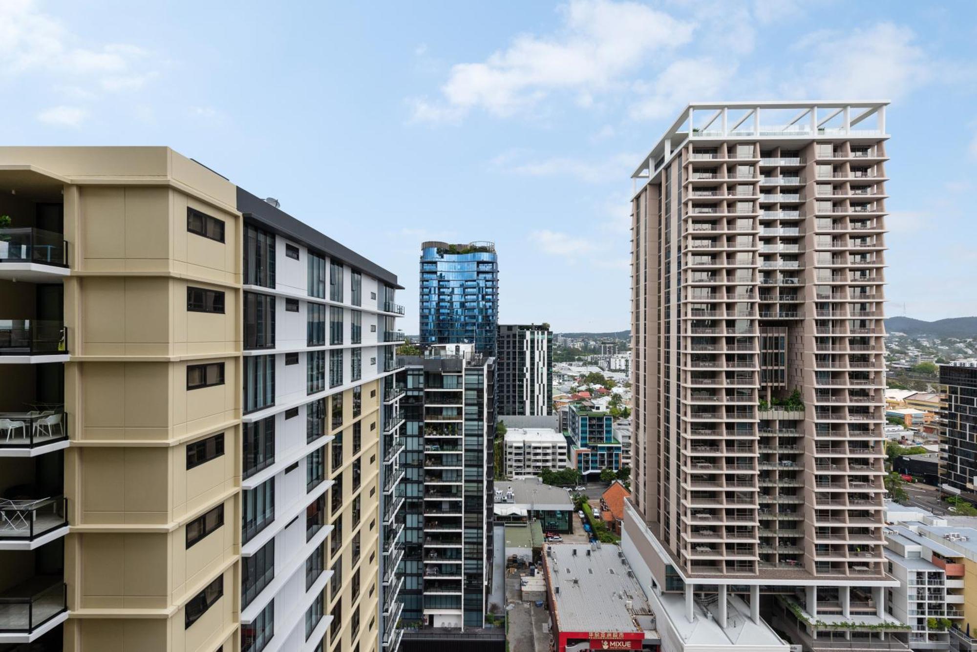 Apartment Stunning Views, Location, King Bed, Gym, Pool *