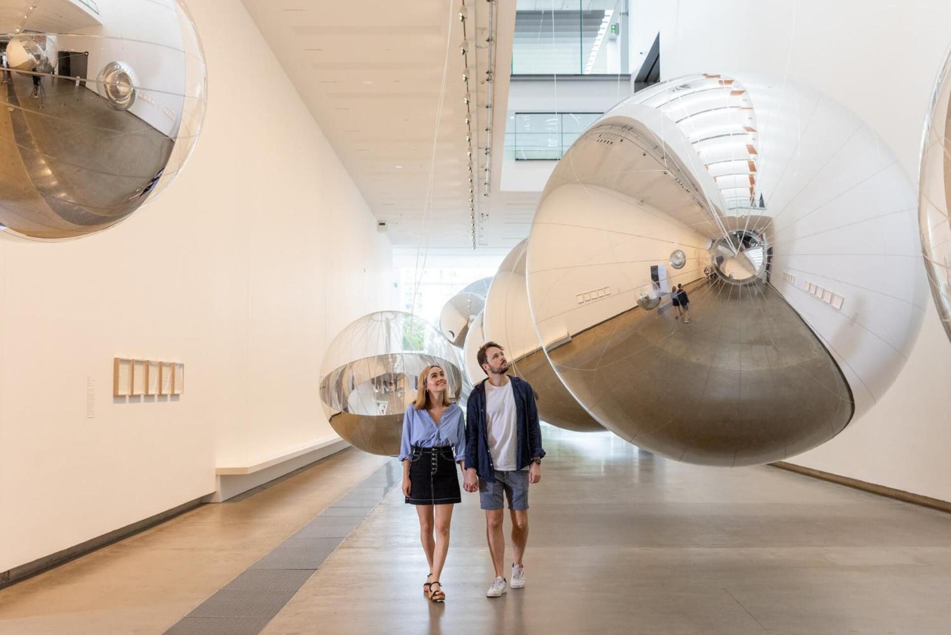 Spacious 2 Bedroom In Apartment *