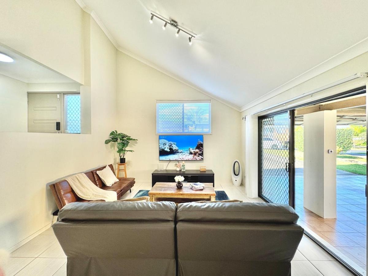 Steps From Sunnybank Hills Shopping Spacious Holiday home *