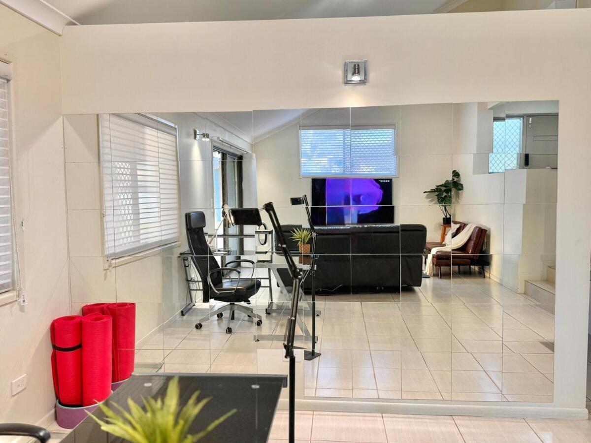 Steps From Sunnybank Hills Shopping Spacious *