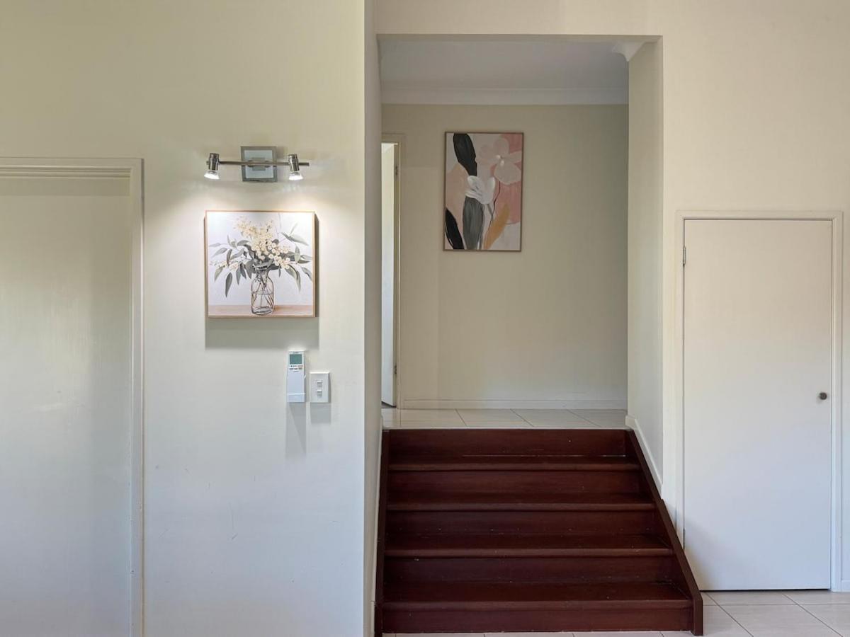 Steps From Sunnybank Hills Shopping Spacious *