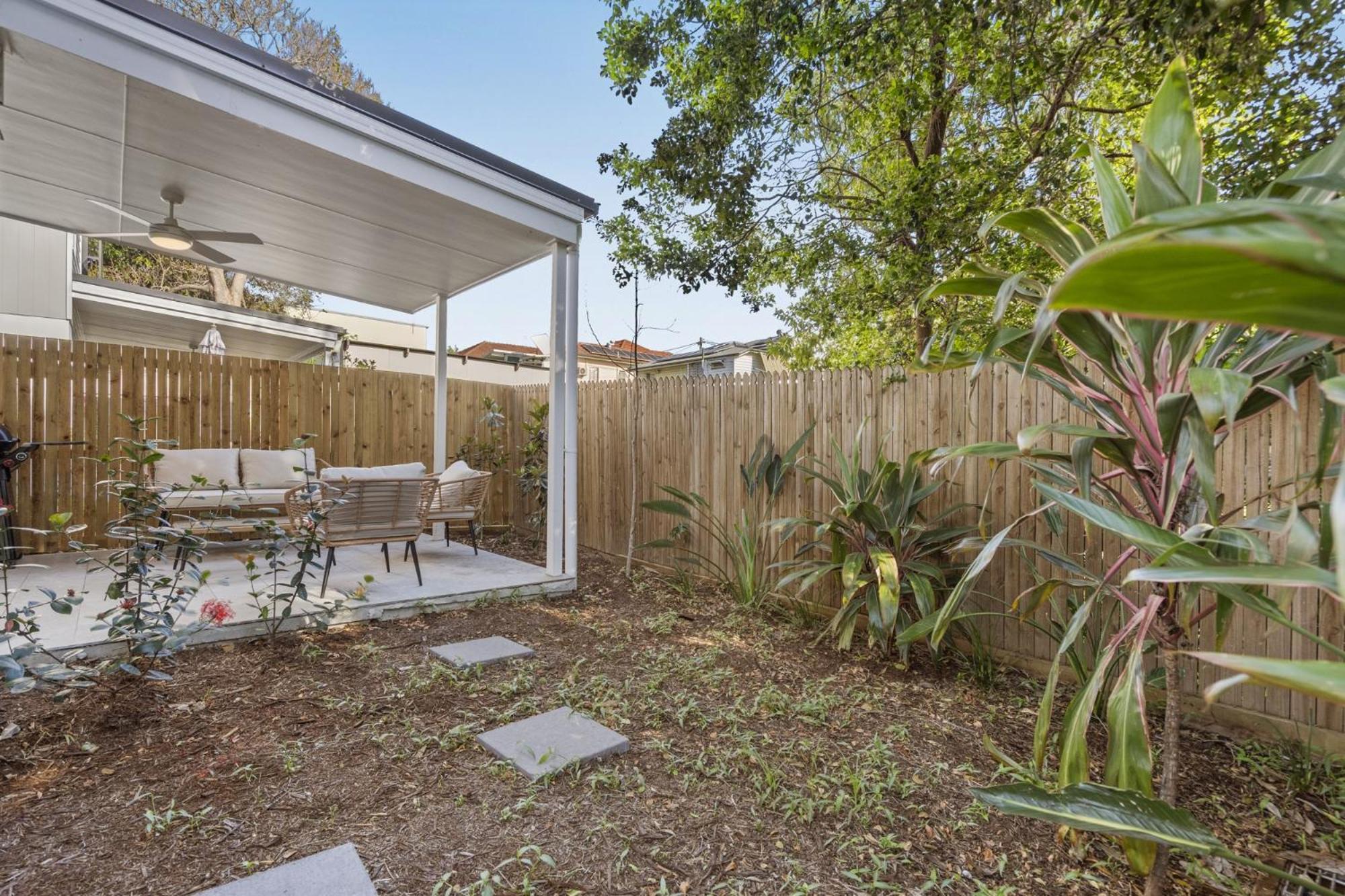 Retreat With Parking Close To Greenslopes Hospital *