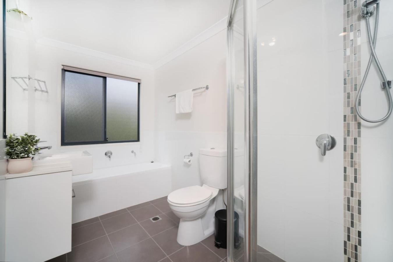 Urban Luxe Retreat 3-level Stylish Near Cbd Holiday home Brisbane