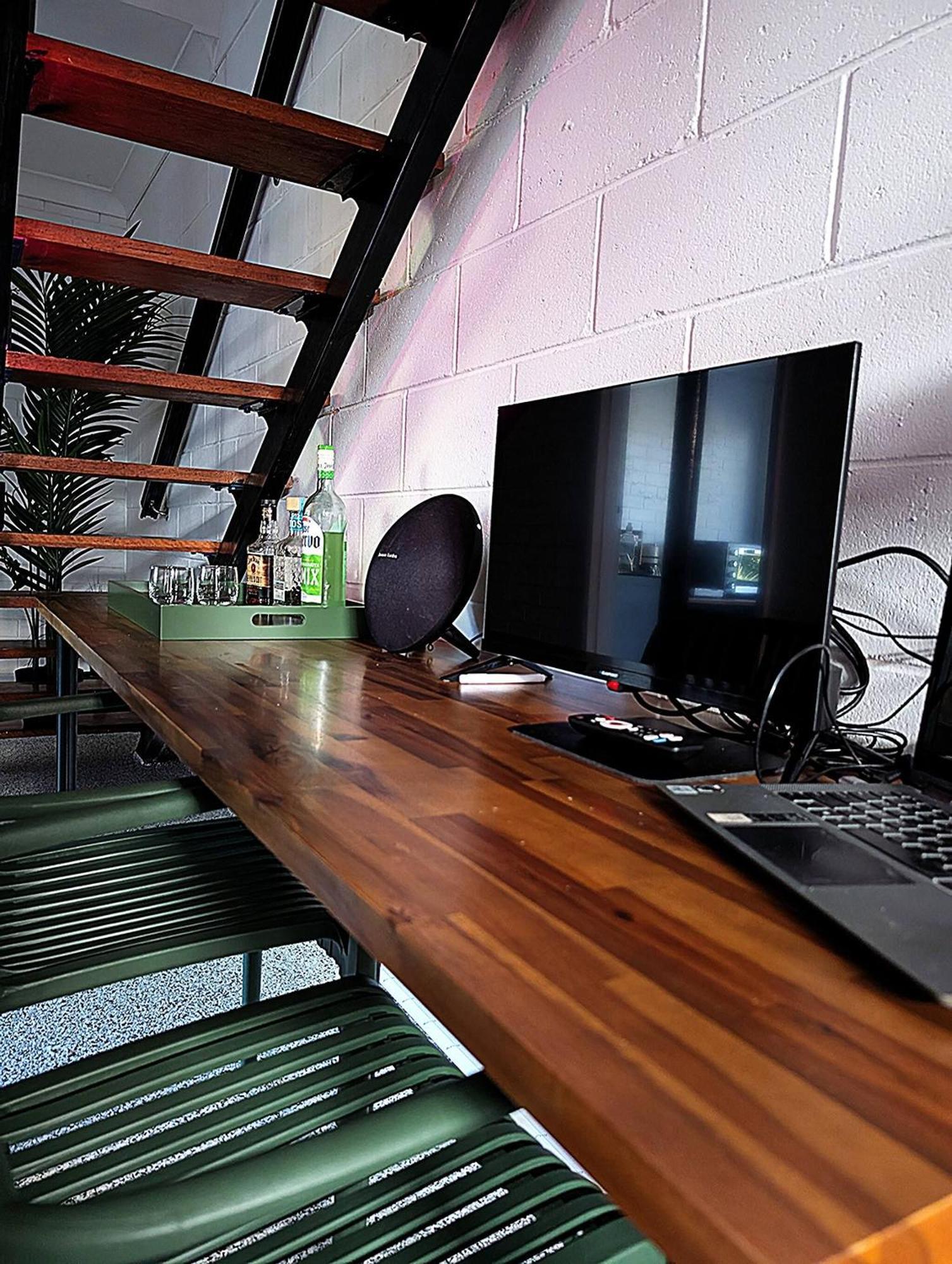 Peaceful, Modern, Lowtoxic, Bfast Included Holiday home