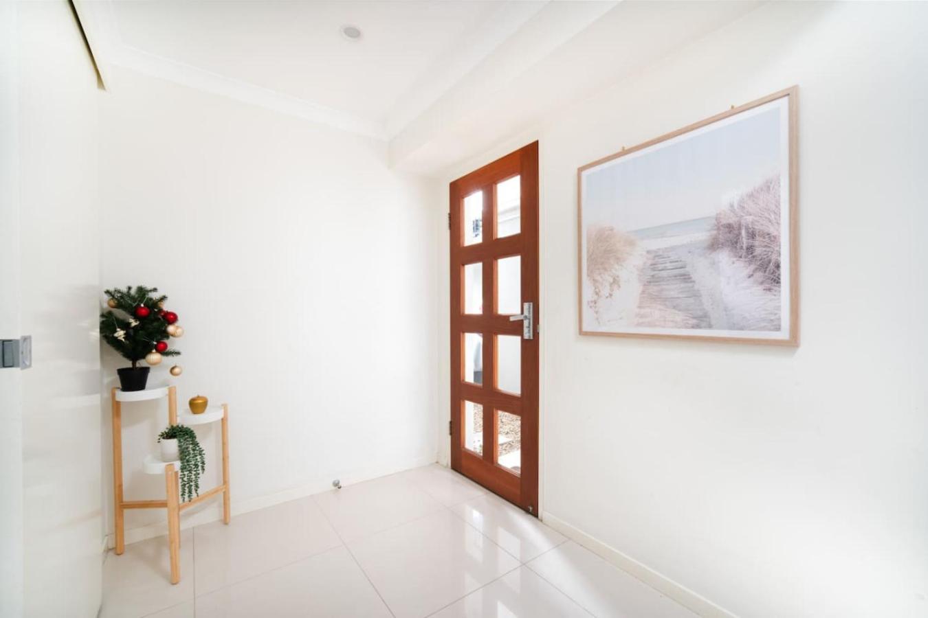 Urban Luxe Retreat 3-level Stylish Near Cbd Holiday home