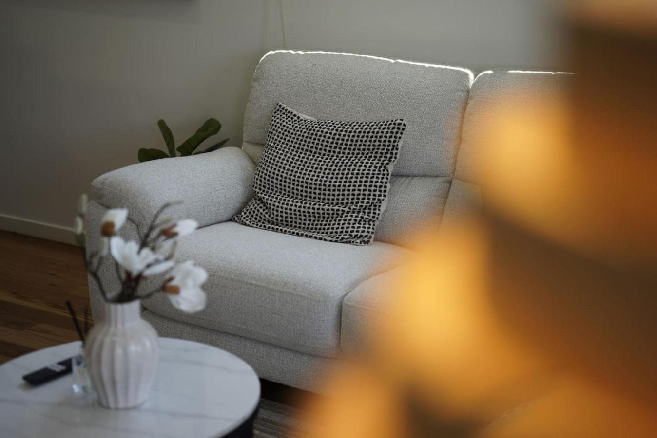 Urban Luxe Retreat 3-level Stylish Near Cbd Holiday home