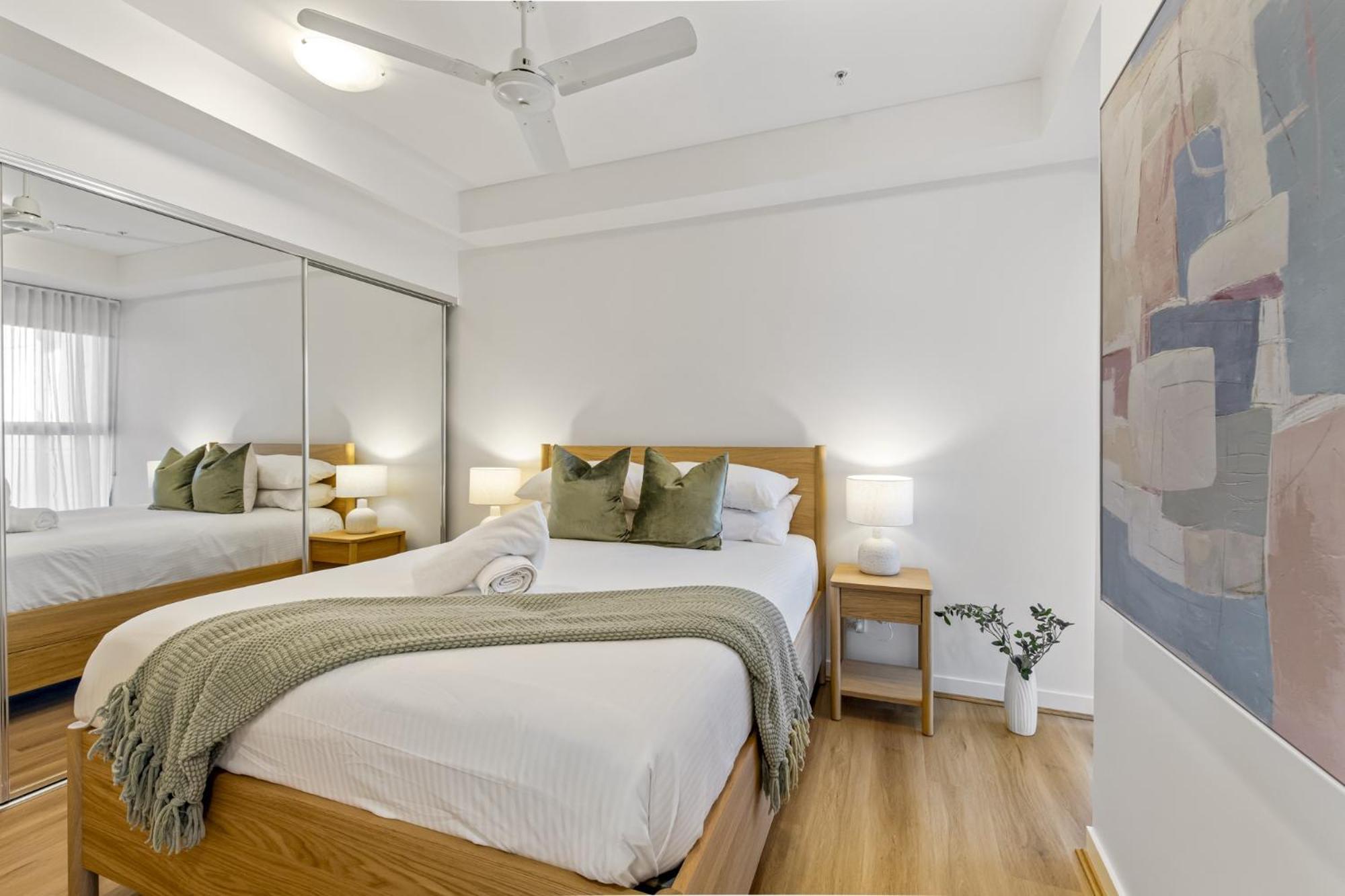 Apartment Stellar Location With Parking Pool & Gym Access *