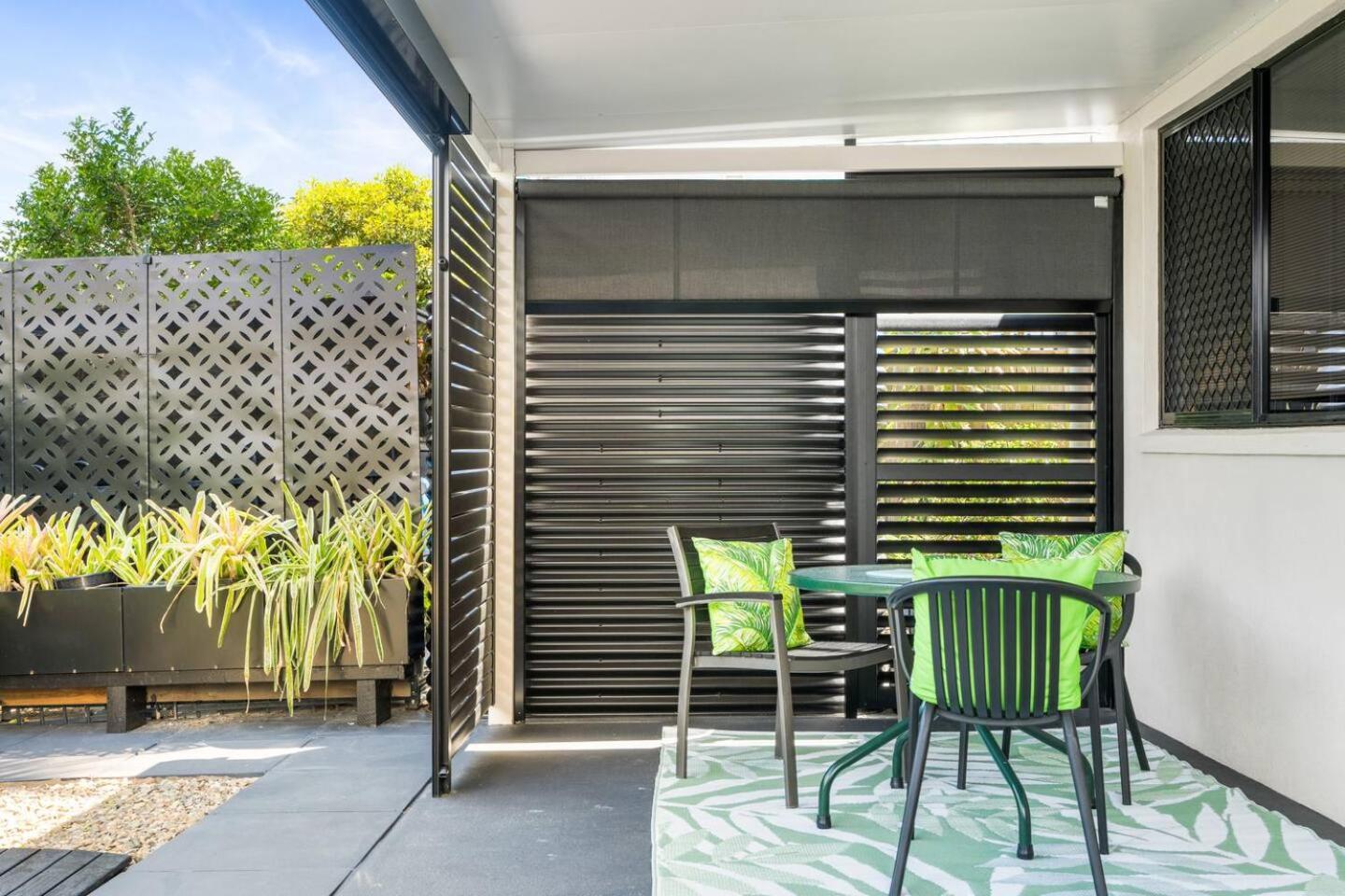 Apartment Modern 1-bed Retreat With Patio & Shed Access