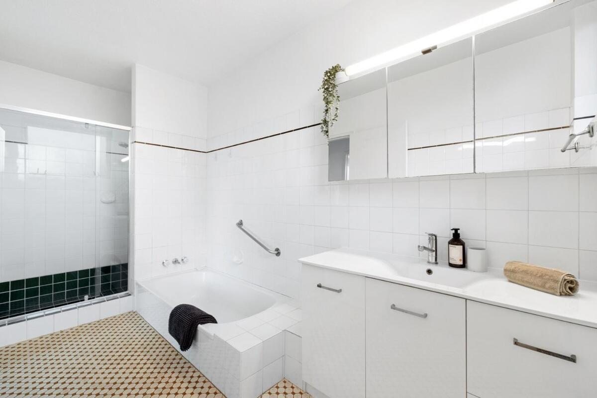 Apartment New Farm Sophisticated Retro - 3bed-1bath-1car-views *