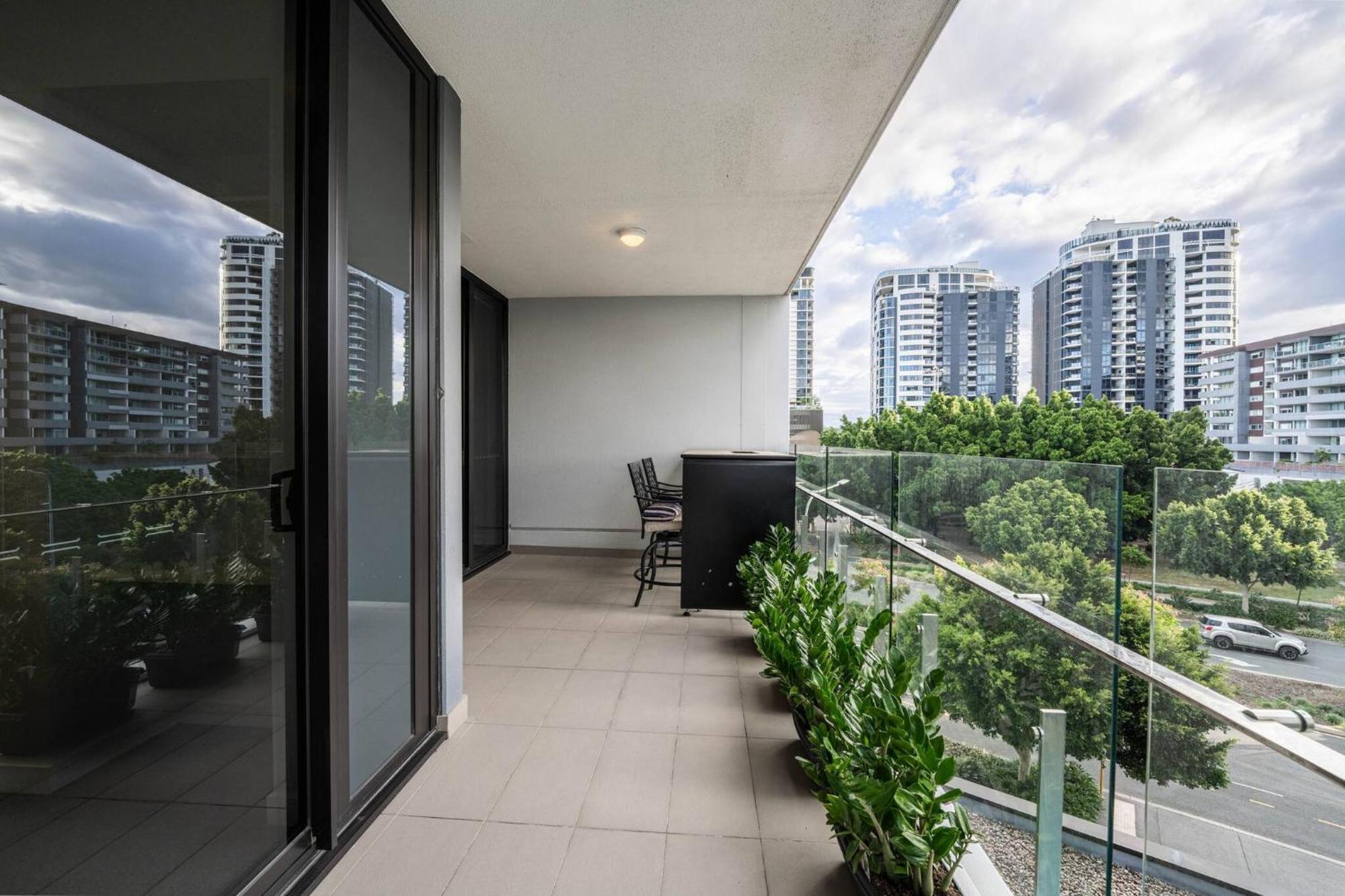 Noir 1bed In Hamilton - River View With Carpark Brisbane