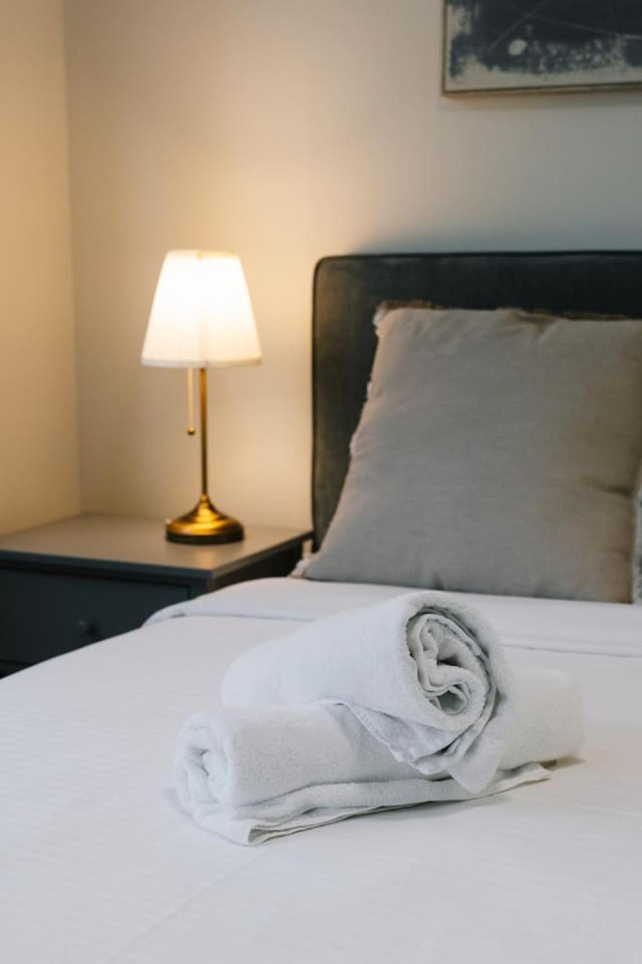 Apartment Modern Luxe Urban Comfort In Heart