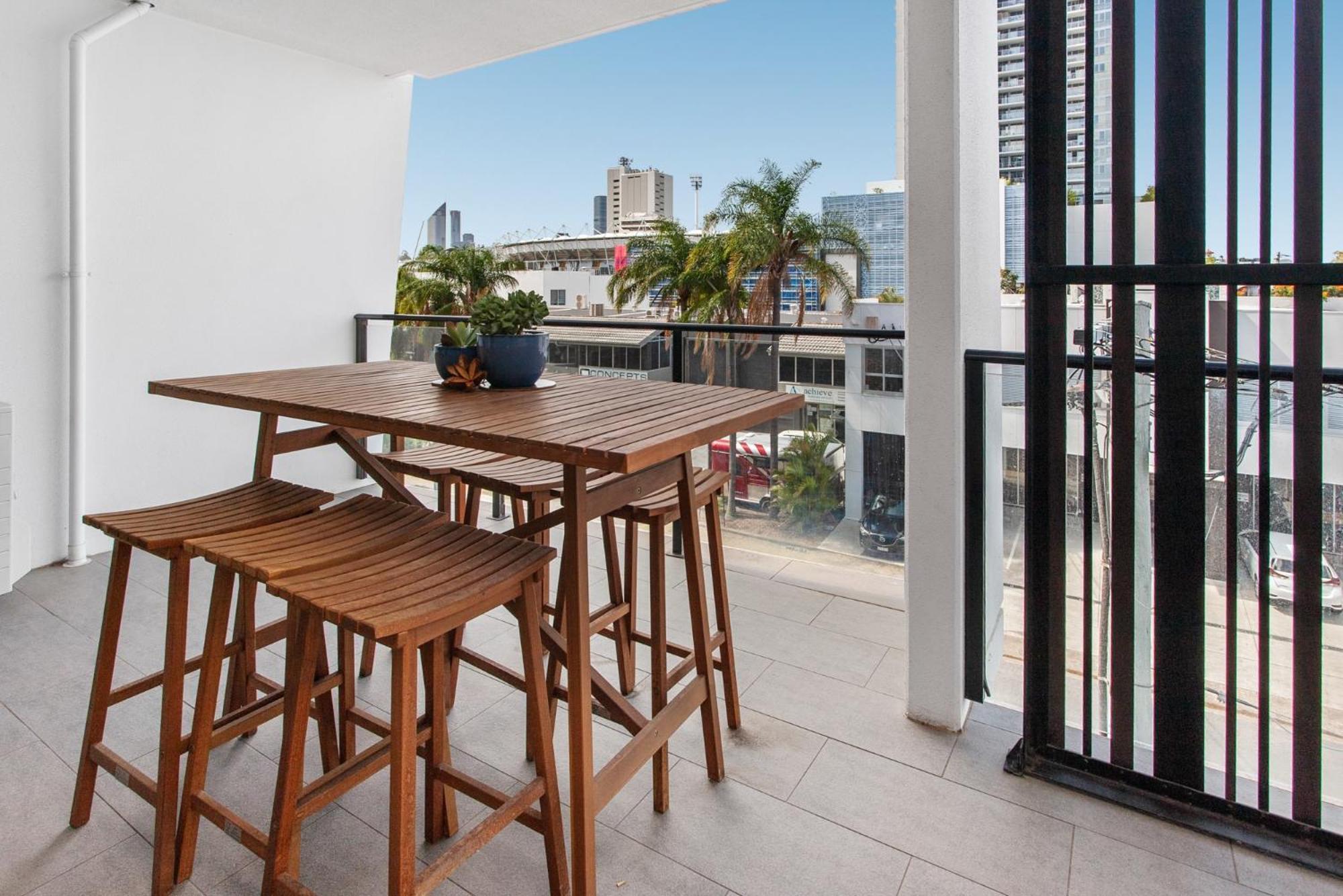 Spacious 2-bed Unit With Balcony Next To The Gabba * Brisbane