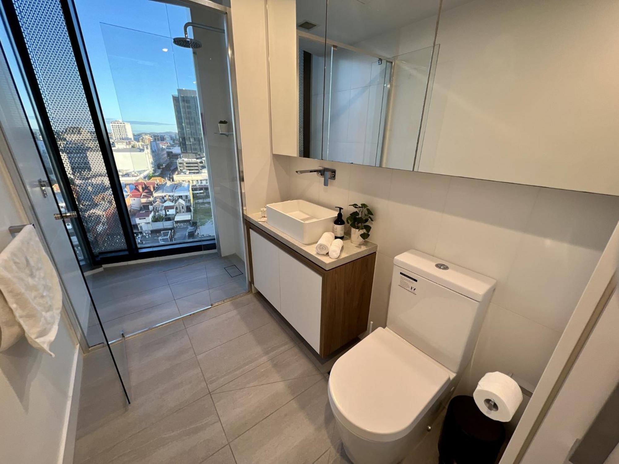 Stylish 1-bed With Pool, Gym & Free Parking *