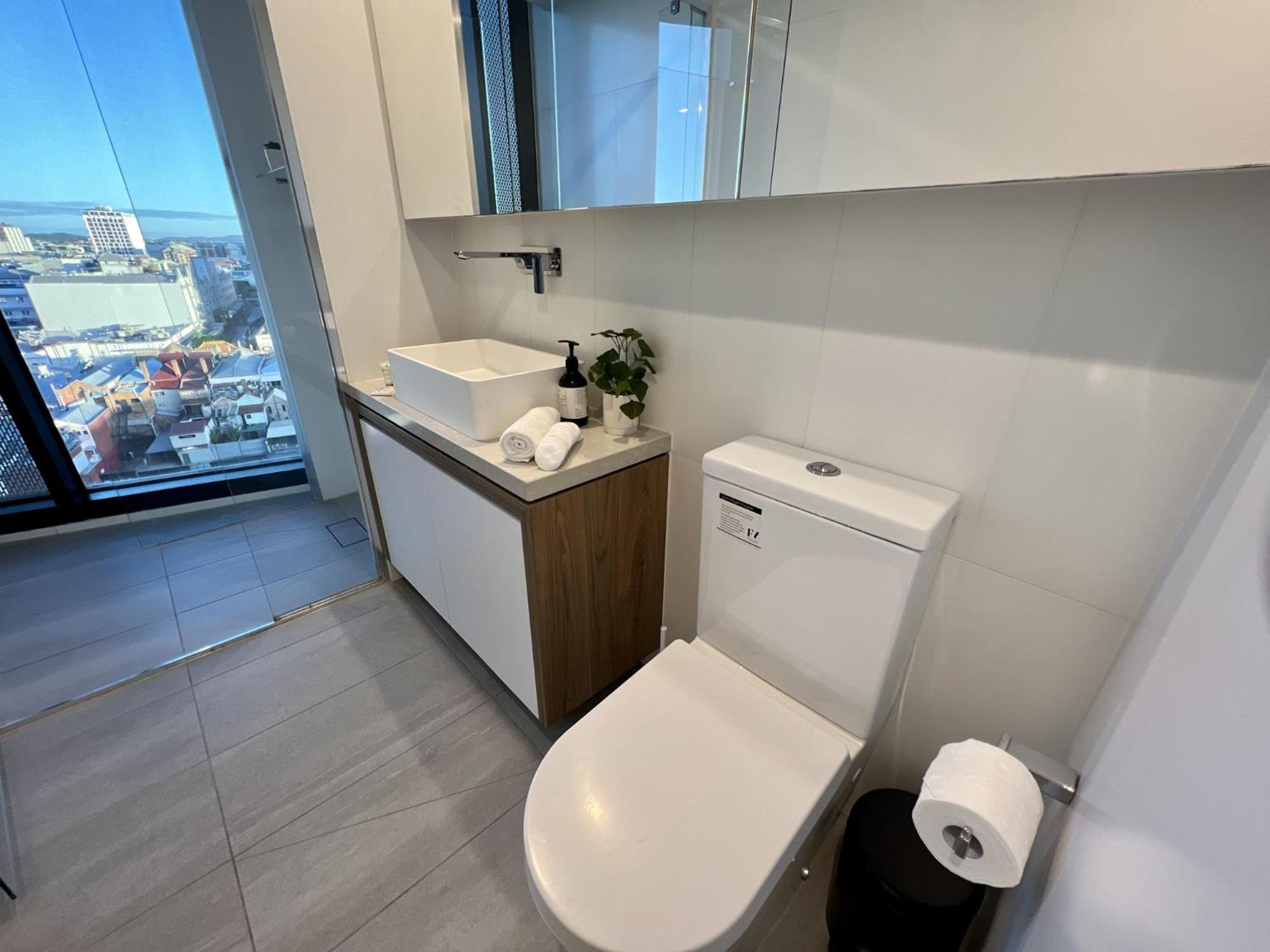 Stylish 1-bed With Pool, Gym & Free Parking