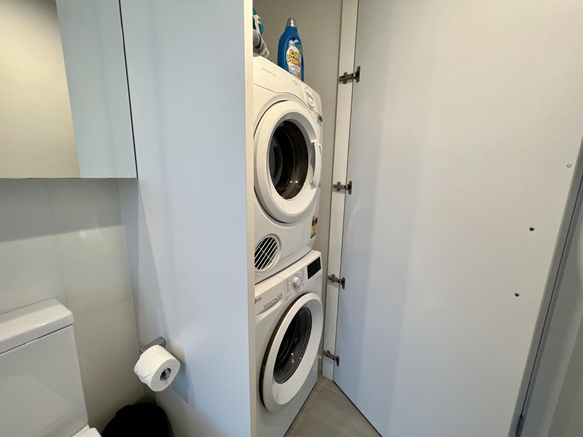 Stylish 1-bed With Pool, Gym & Free Parking Apartment