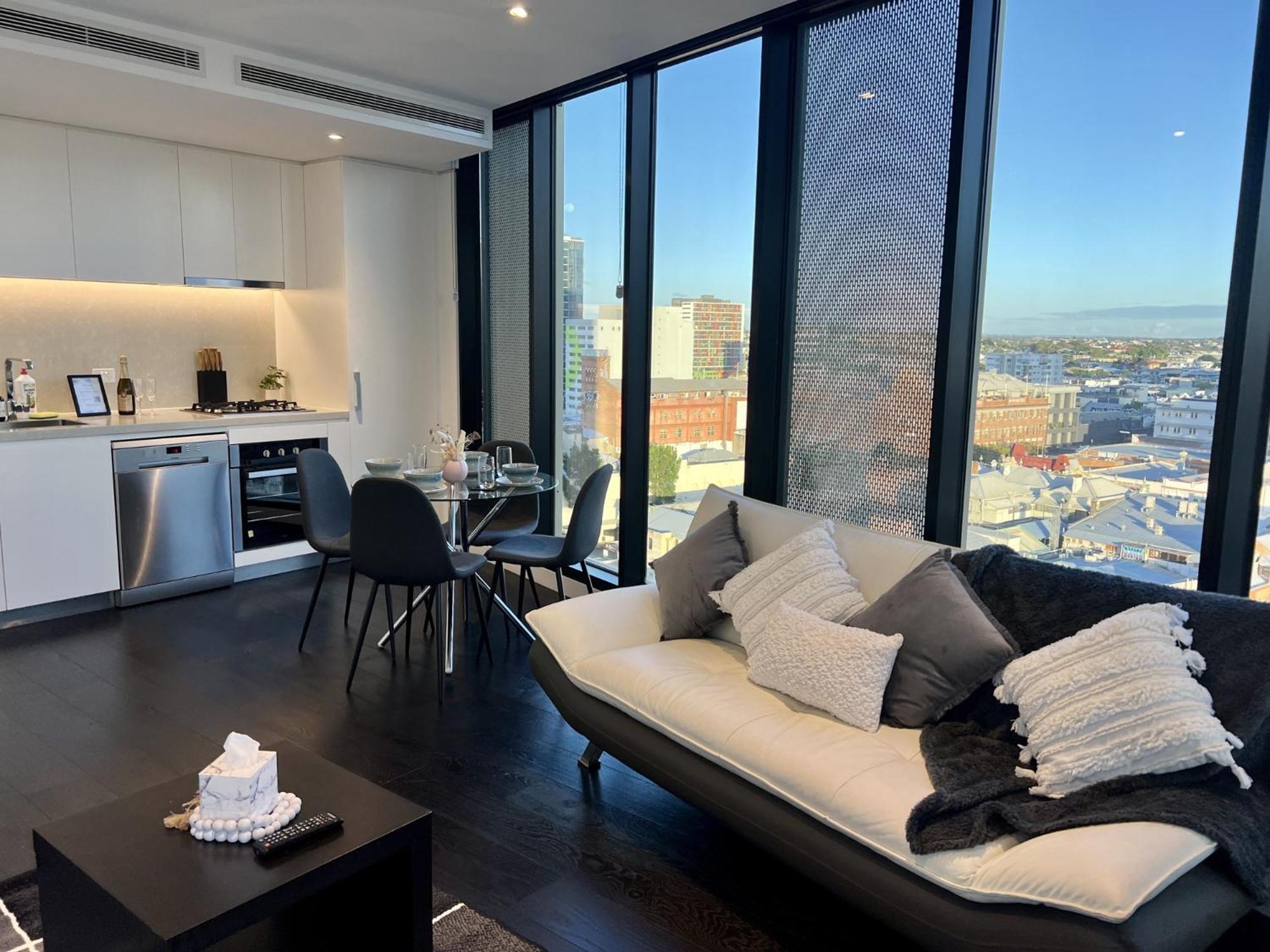 Stylish 1-bed With Pool, Gym & Free Parking Apartment *