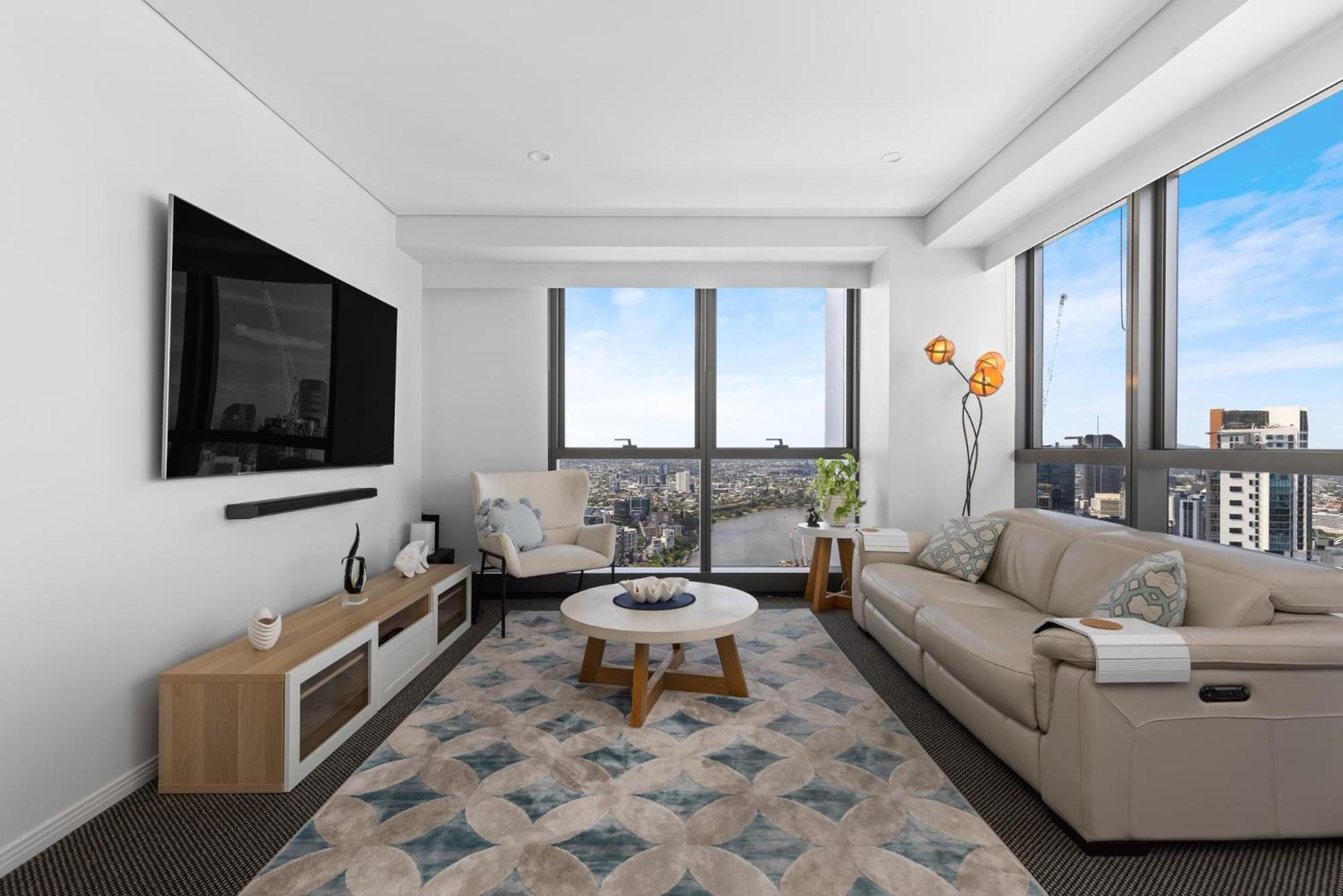 Stunning River View 2-bed With Pool, Sauna And Gym Apartment