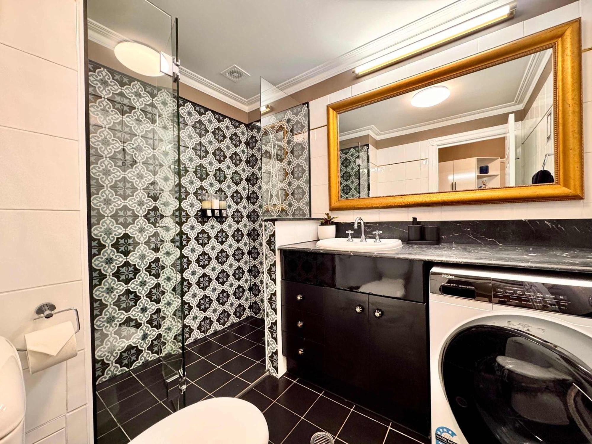 Convenience And Comfort 1br Walk To Queen St Mall