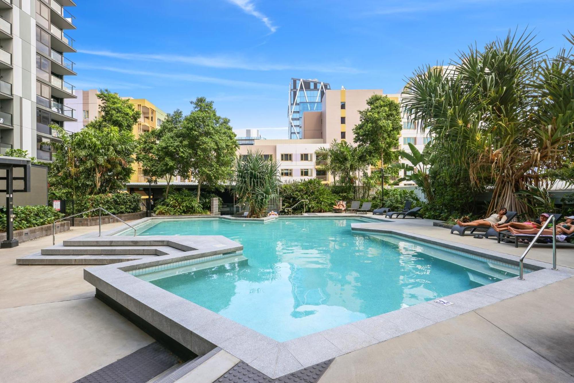 Cosy 2-bed With Pool Bbq Area And Secure Parking *