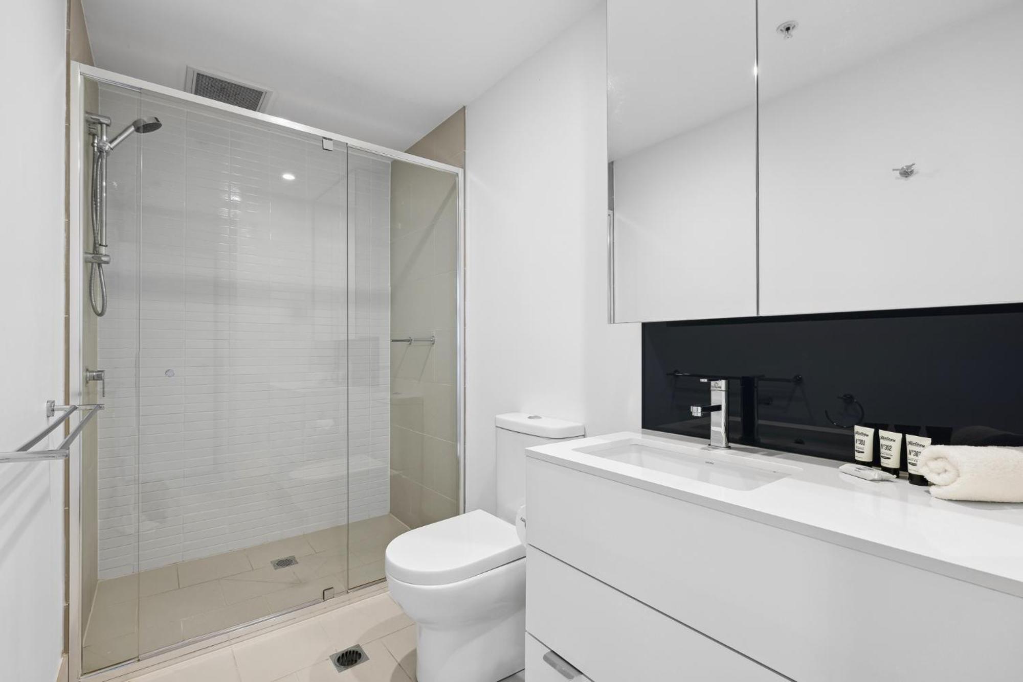 Contemporary 1-bed With Pool Near River