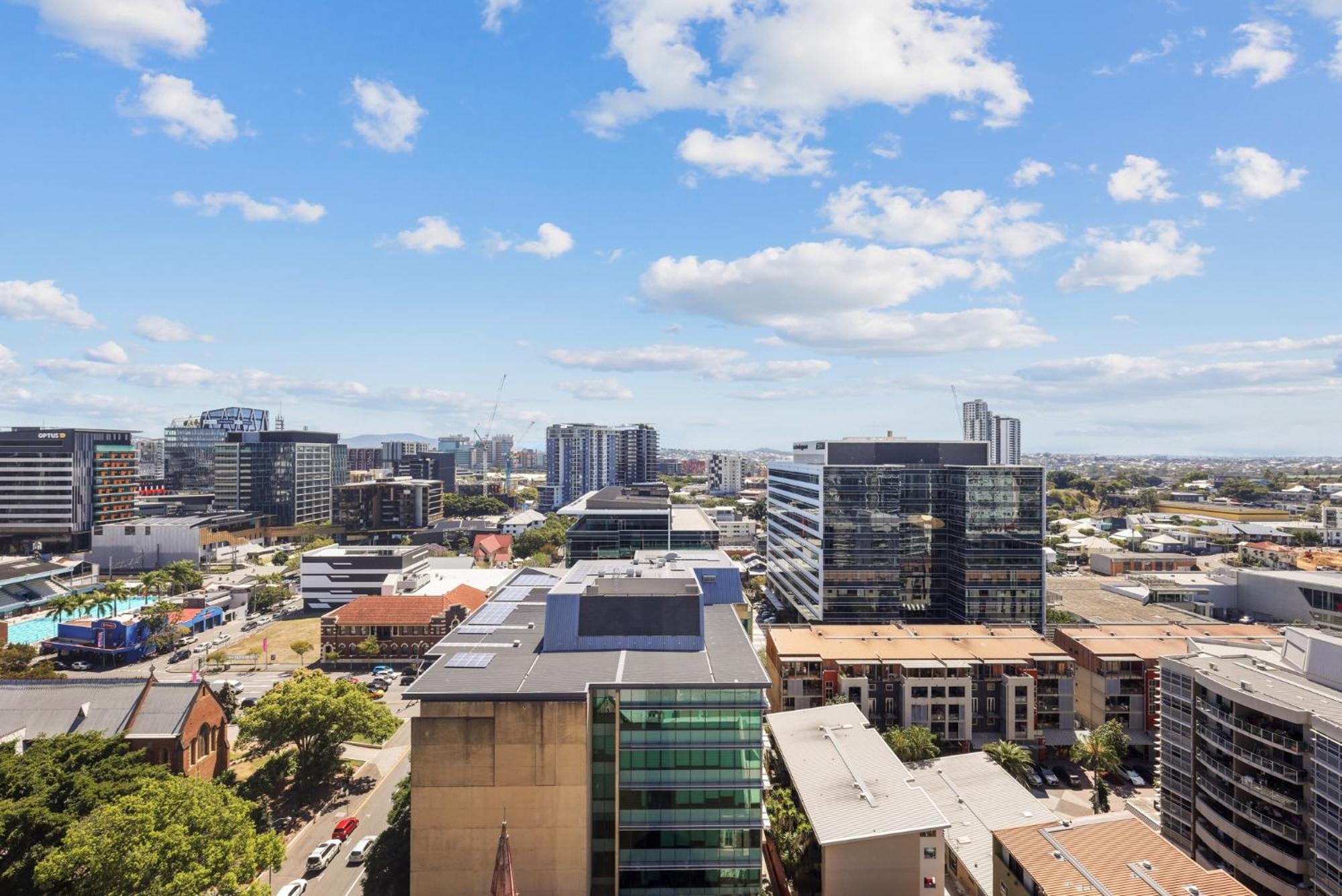 Contemporary 1-bed With Pool Near River Apartment *