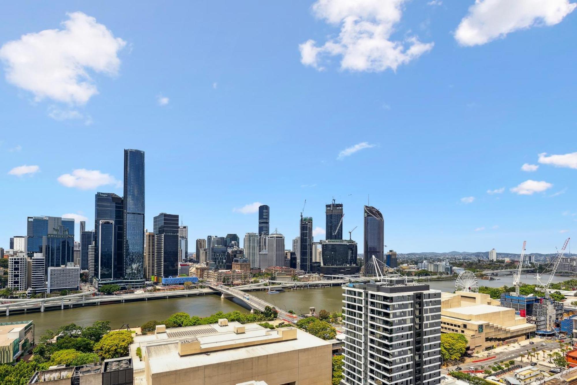 Chic 2-bed With Rooftop Pool Overlooking The Apartment