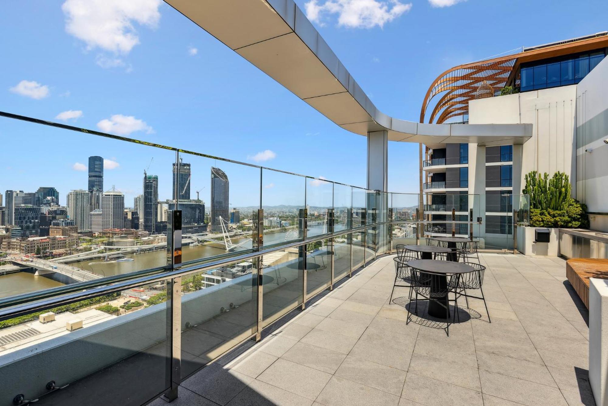 Chic 2-bed With Rooftop Pool Overlooking The Apartment *
