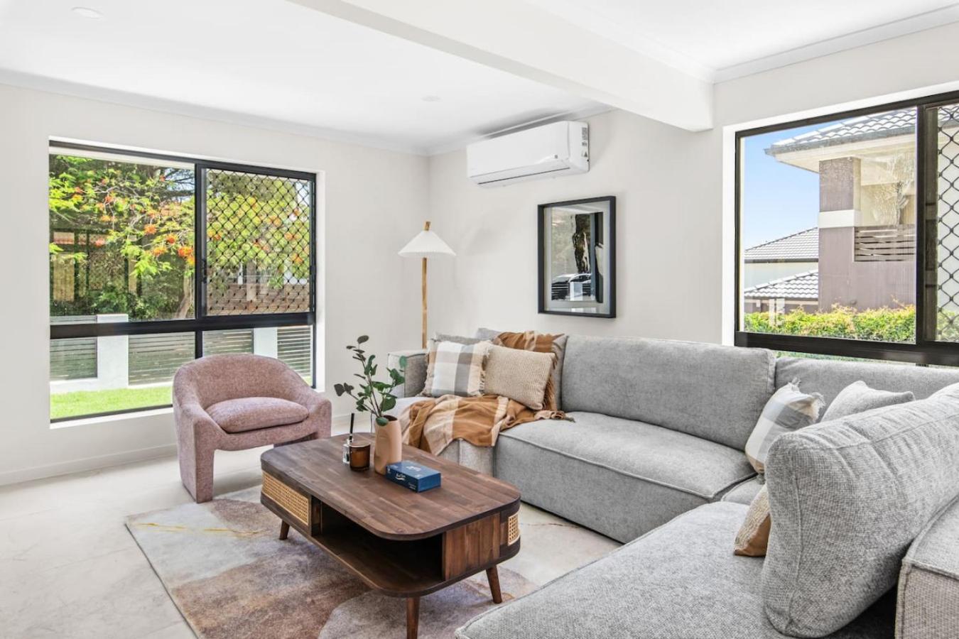 Modern Family Escape In Rochedale Pool And Comfort Holiday home