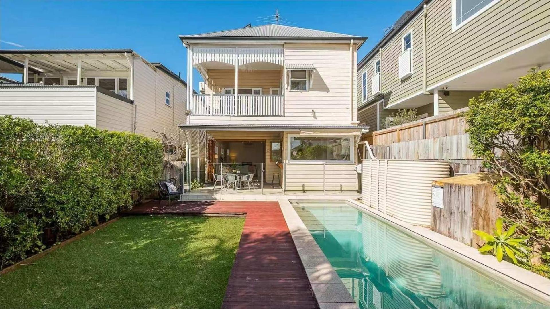 East Federation-style Pool Holiday home