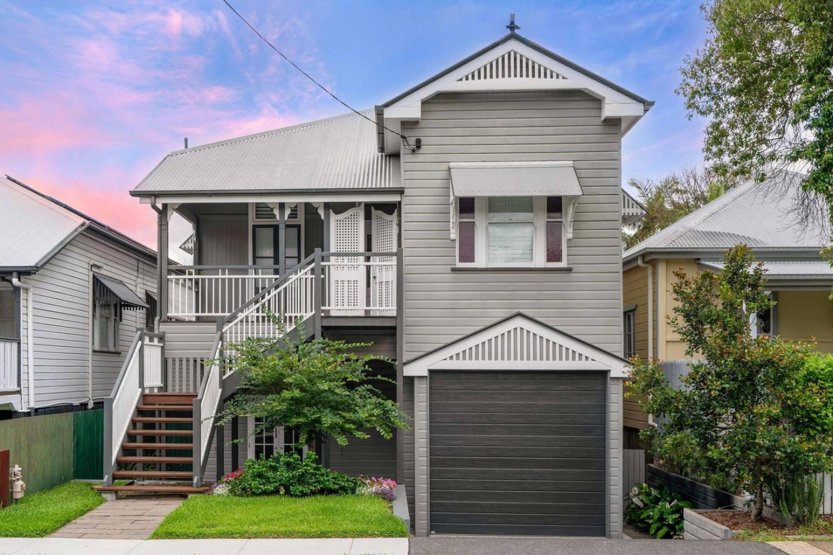 Elegant Dual-level Near Cafes, Parks & River Holiday home Brisbane