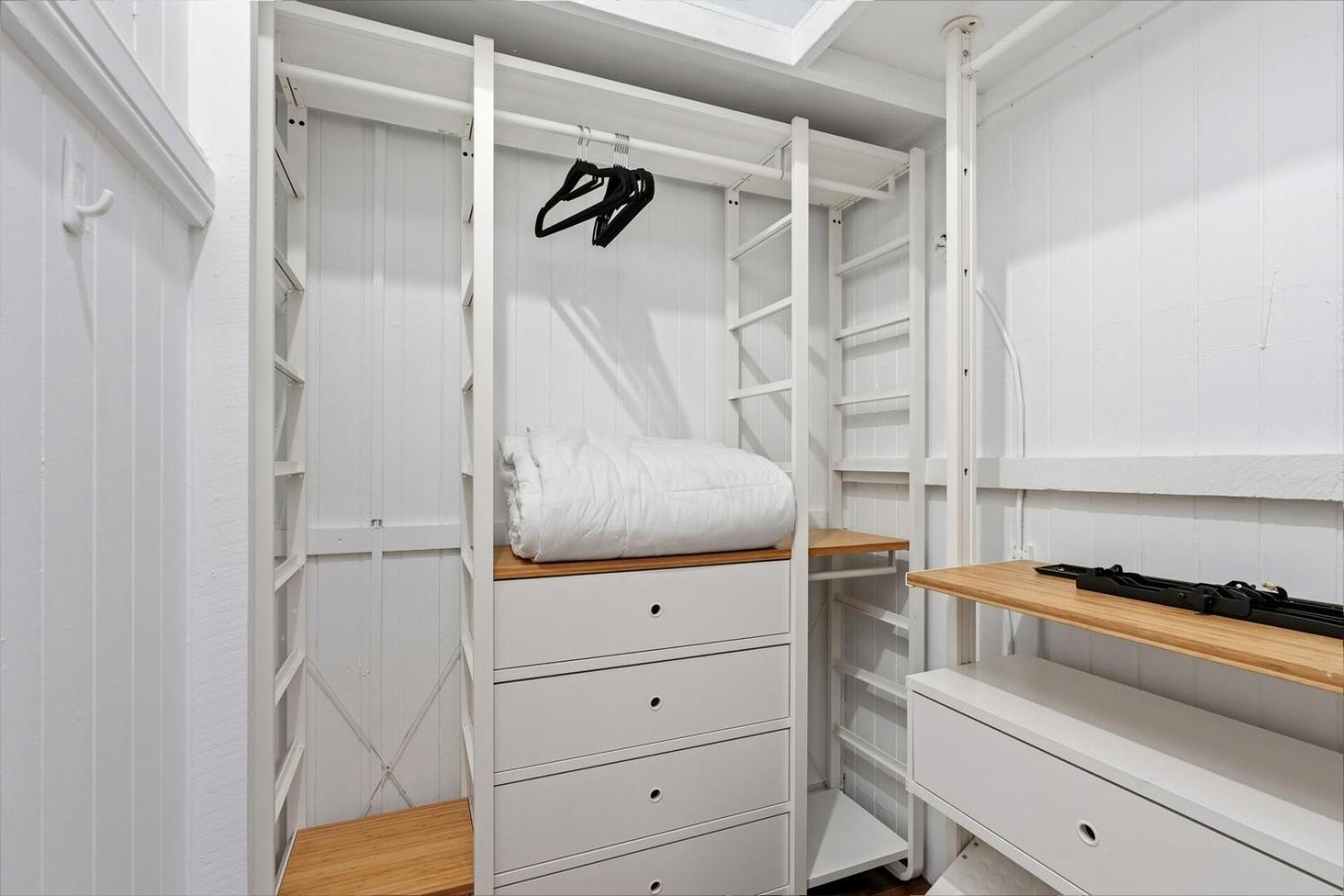 Elegant Dual-level Near Cafes, Parks & River Holiday home *