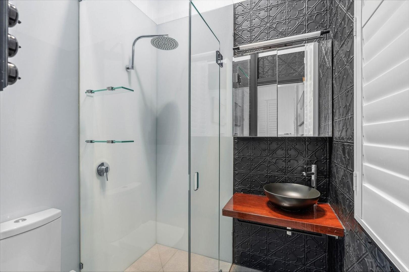 Elegant Dual-level Near Cafes, Parks & River Holiday home Brisbane