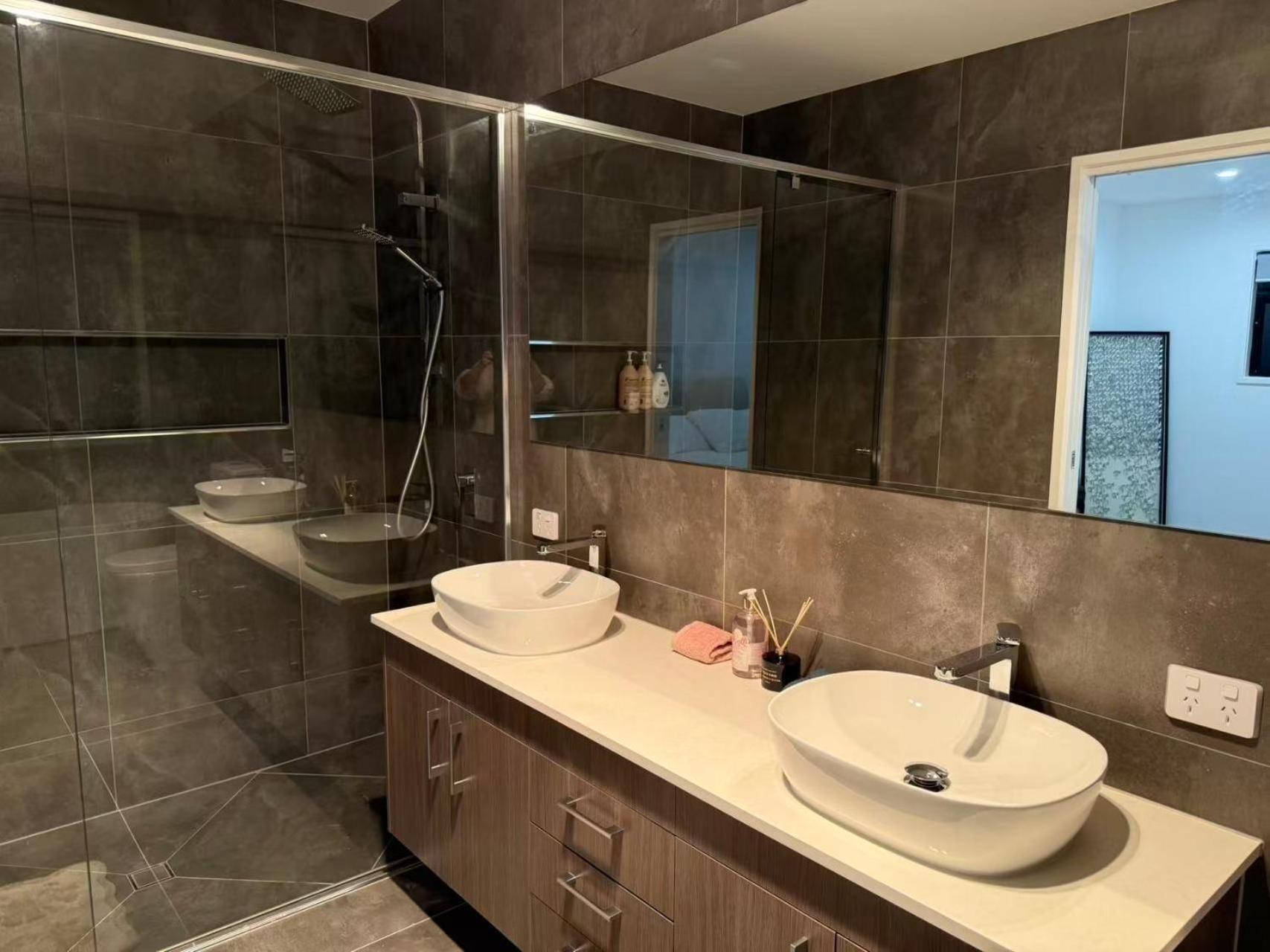 Villa Sunnybank Station 5b Family