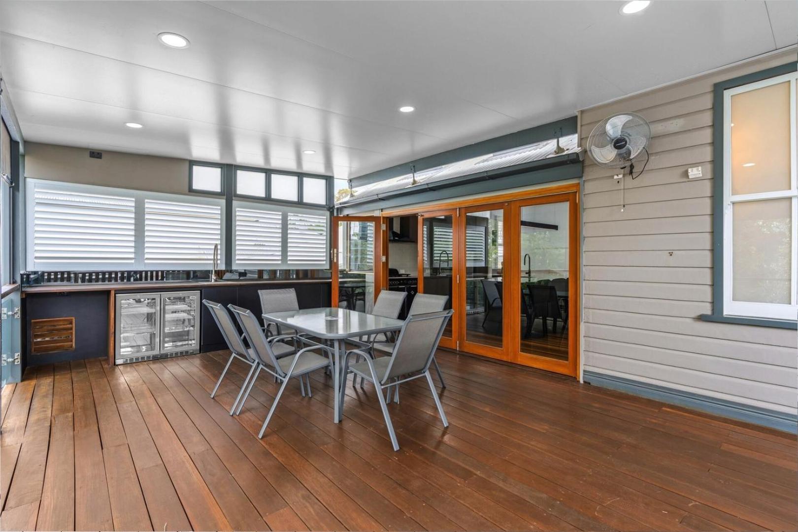 Elegant Dual-level Near Cafes, Parks & River Brisbane