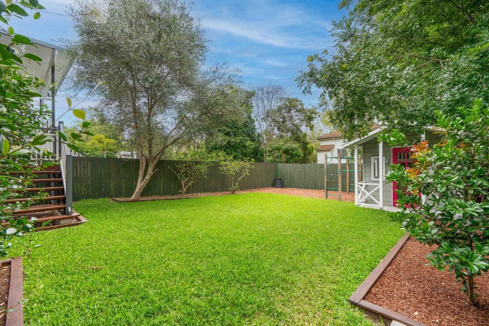 Elegant Dual-level Near Cafes, Parks & River Holiday home *