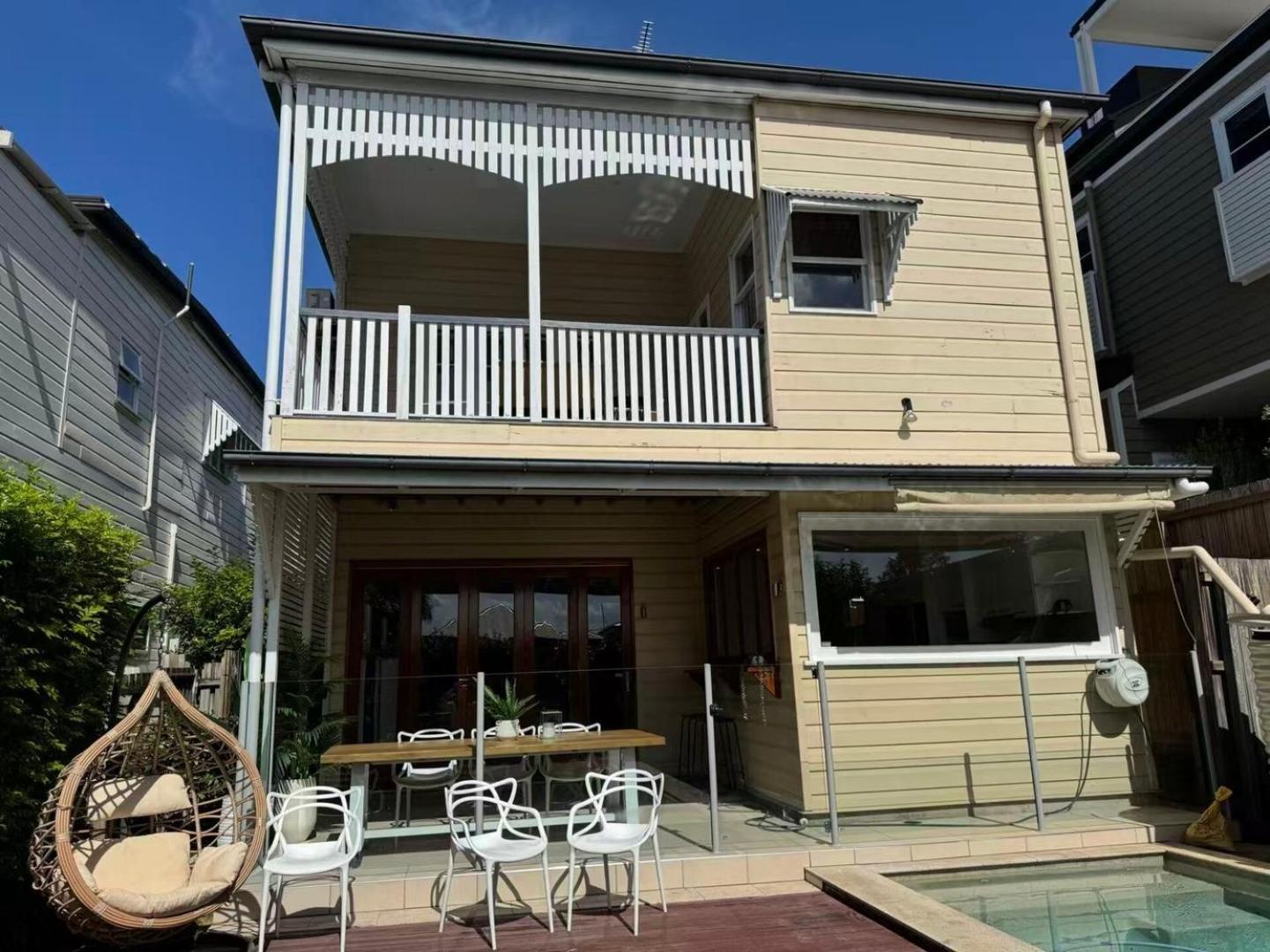 East Federation-style Pool Holiday home *