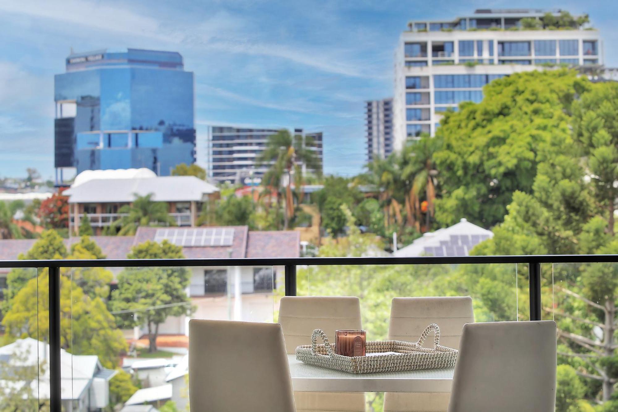Toowong Cozy 2b2b Retreat With Balcony And Parking Apartment